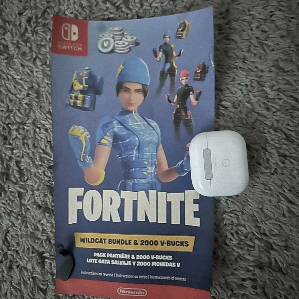 Nintendo Switch Fortnite Wildcat Bundle - White